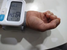 Yongrow-tonómetro automático de muñeca, tensiómetro Digital lcd, esfgmomanómetro, pulsómetro, Monitor de presión arterial