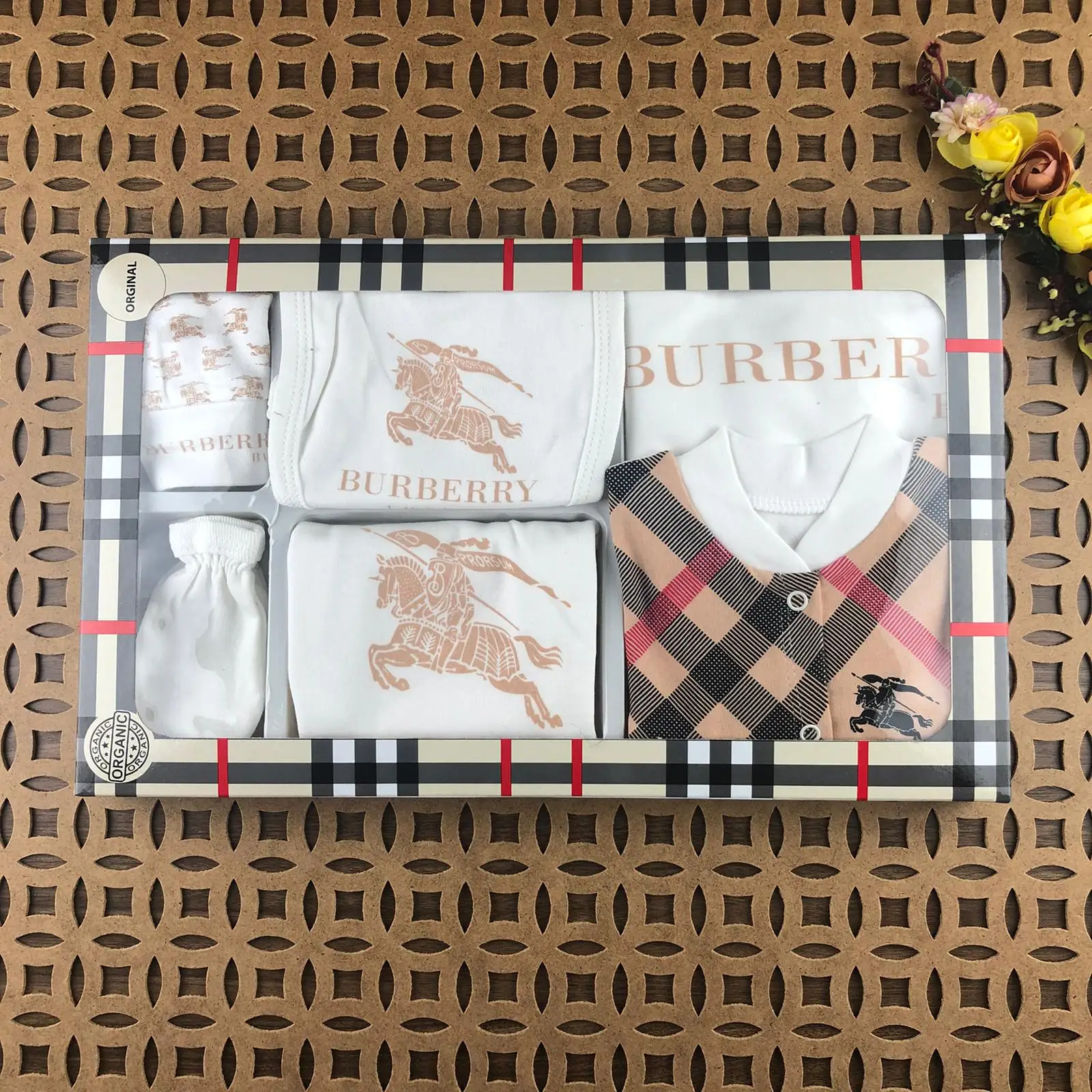 Ensemble Bebe Burberry Coffret Cadeau 7 Pieces Fashions Baby Boutique
