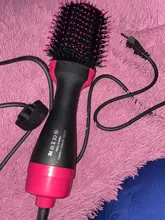 Cepillo que seca y volumiza el pelo de un solo paso, el cepillo produce aire caliente y puede alisar y arizar el pelo