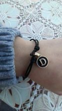 Pulsera ajustable con nombre y letras, joyería de mano negra a la moda, colgante redondo, regalo de cumpleaños