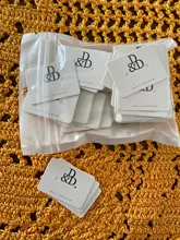 Soporte de exhibición para pendientes, caja de embalaje de cartas con logotipo personalizado, Color marrón, blanco y negro, de papel Kraft, 4 tamaños, 100 Uds.