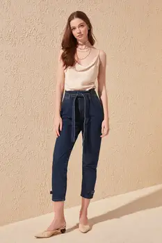 

Trendyol Arched Pettitoes Buckle Detail High Bel Mom Jeans TWOSS20JE0136