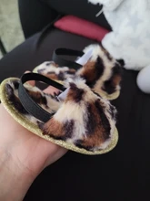 Sandalias con peluche para niñas pequeñas, zapatos planos de piel sintética con suela suave, zapatillas con correa de soporte elástico, para el hogar