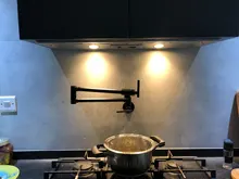 Grifo de latón montado en la pared para fregadero de cocina, rociador de Solo Frío negro, de un solo orificio, giratorio 360, con boquilla plegable