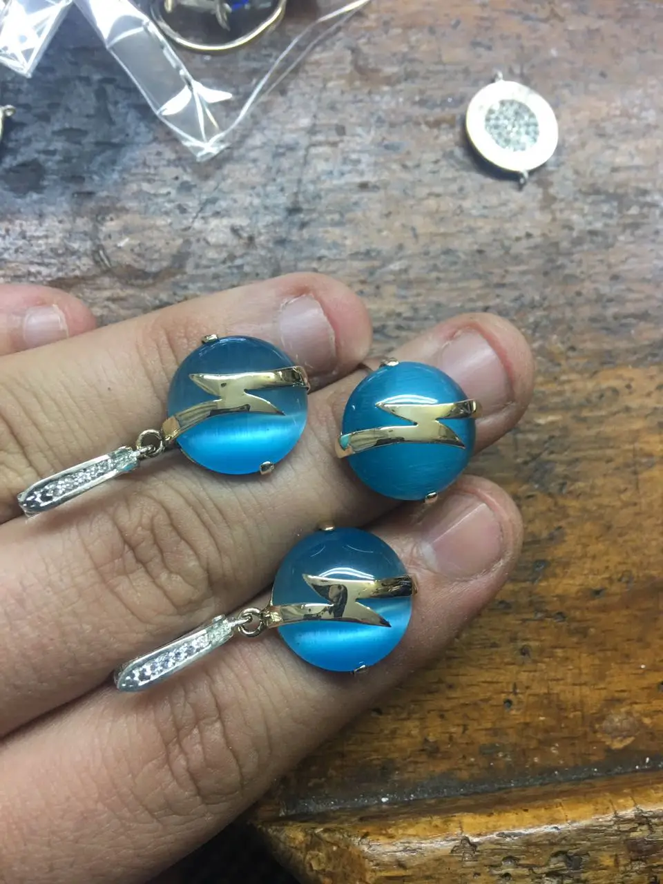 

ROUND SHAPE ELEGANT WITH TURQUOISE MIDDLE LIGHTNING STONE YOUR VERY STYLISH EARRING WONDERFUL PATTERNED STERLING SILVER 925 NE