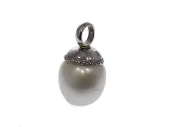 

White gold pendant with an Australian and shiny pearl