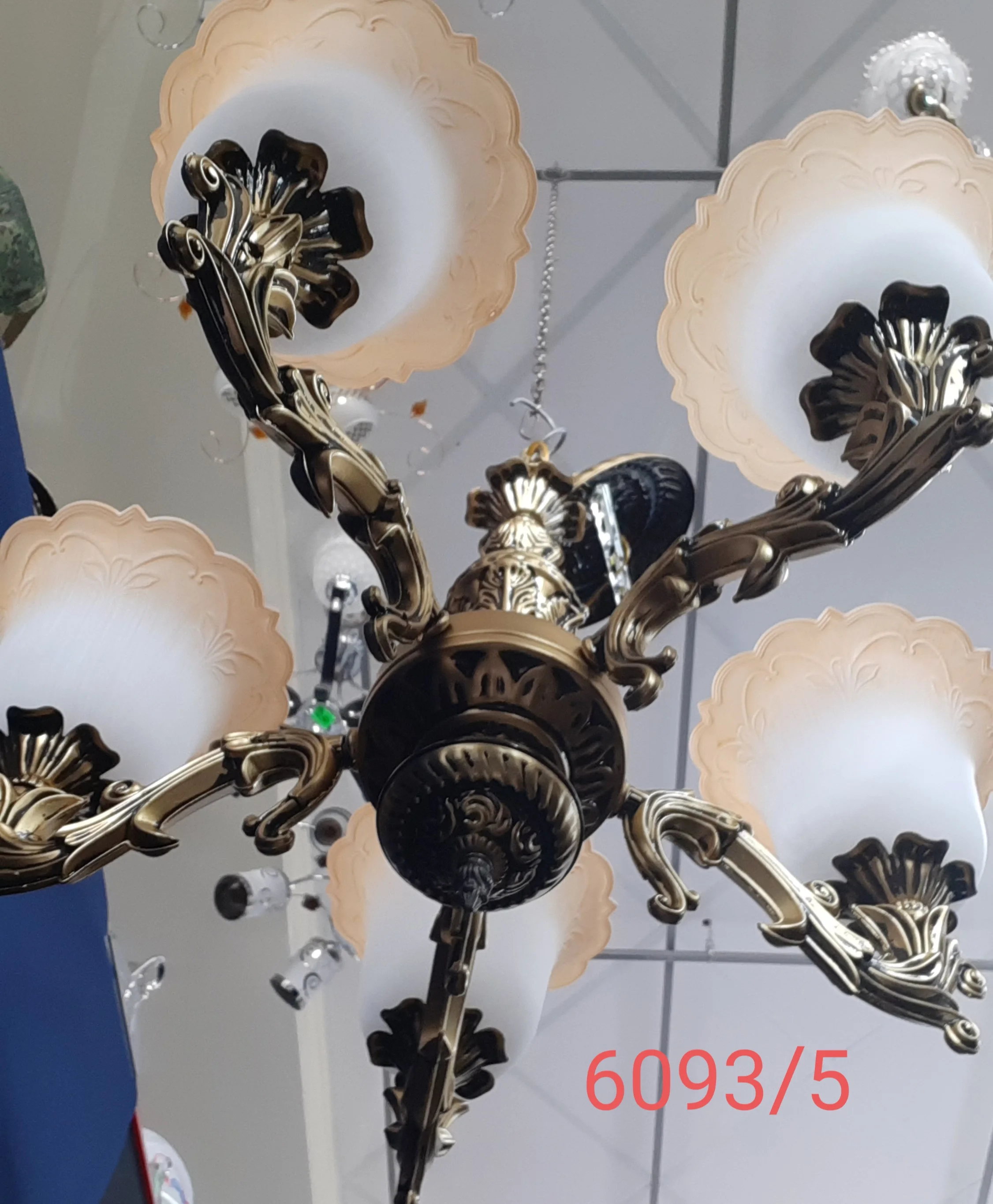 Люстры классика, богатый интерьер, корпус из металла, плафоны из стекла ...