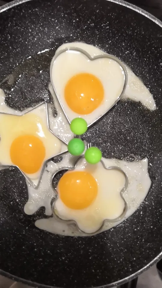 яичница прилипает. пригорела яичница. яичница прилипает. яичница домашняя. яйца на сковородке на плите.