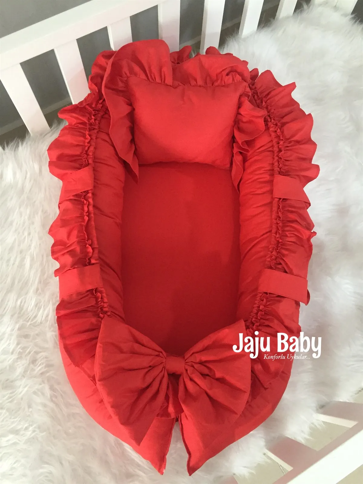 

Детская кроватка Babynest с красными оборками для детей 0-24 месяцев