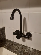 Grifo de cocina negro montado en la pared, un solo Mango, doble orificio, agua caliente y fría