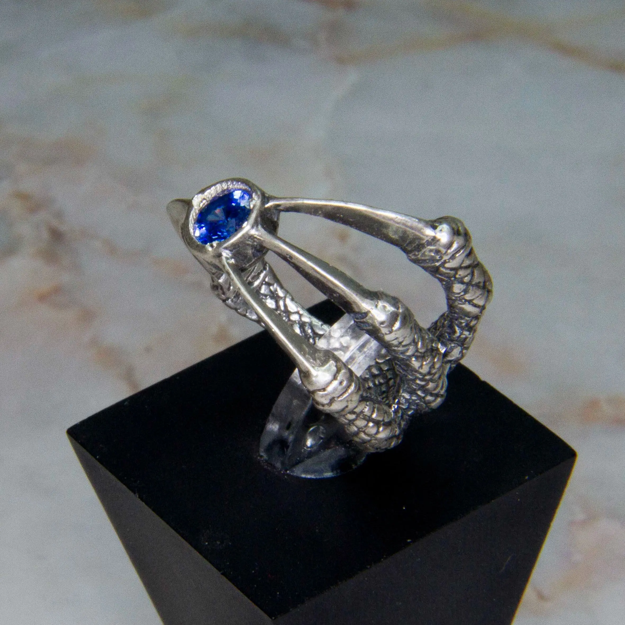 Кольца дс2. Вдохновение корона перстень девушка старые времена. Кольцо змея дарк соулс 2. Кольца ds. Кольца дарк соулс.