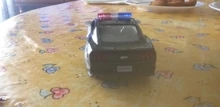 Coche de policía de aleación fundida para niños, modelo Challenger de 2 puertas abiertas con función de tracción trasera, coches deportivos de Metal, juguetes para niños, 1/36