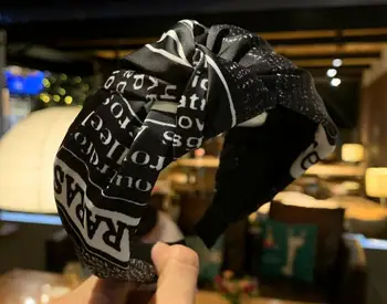 

Neue Stil Retro Rot Und Grun Gestreiften Beige Letters Stirnband Breite-krempe Karte Satin Nahte Verknotet Stirnband Kopf Band