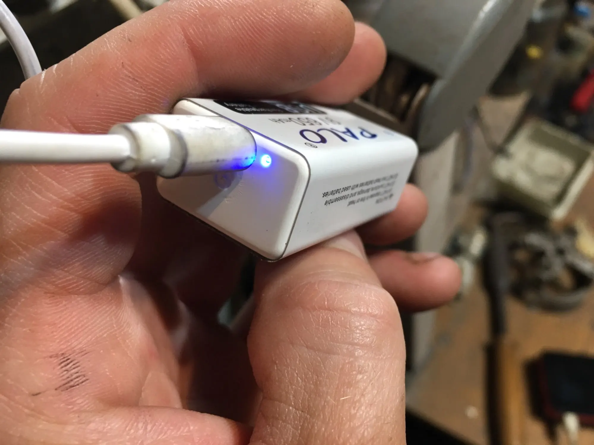Зарядка мигает красным и не заряжается. Macbook зарядка горит красным. загорелась зарядка. иксрос на зарядке горит красным. максаф зарядка горит оранжевым это как.