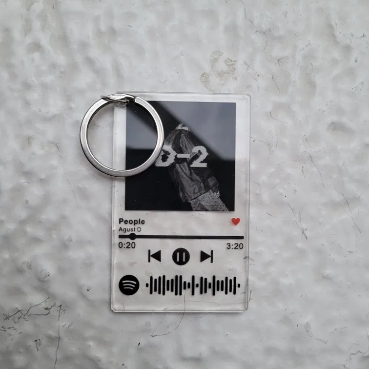 Надпись на брелок для машины. Песня брелка. Брелок с гравировкой. Заказной брелок. Прикольный брелок для ключей мужской.