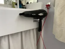 Soporte de montaje en pared organizador de perforación libre a prueba de polvo colgador de almacenamiento impermeable espacio Universal de aluminio soporte de secador de pelo