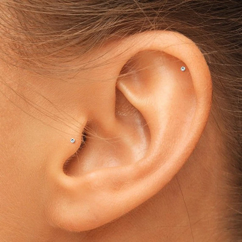 скарлетт йоханссон трагус. красивые уши. мочка уха у женщин. женские серьги на ушах. серьги на девушке.
