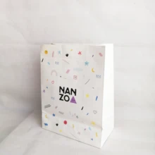 Индивидуальный Логотип подарочные пакеты с ручками перерабатываемые Белые коричневые крафт-бумажные пакеты стоячие детская одежда пищевые конфеты Упаковка 1000 шт./лот