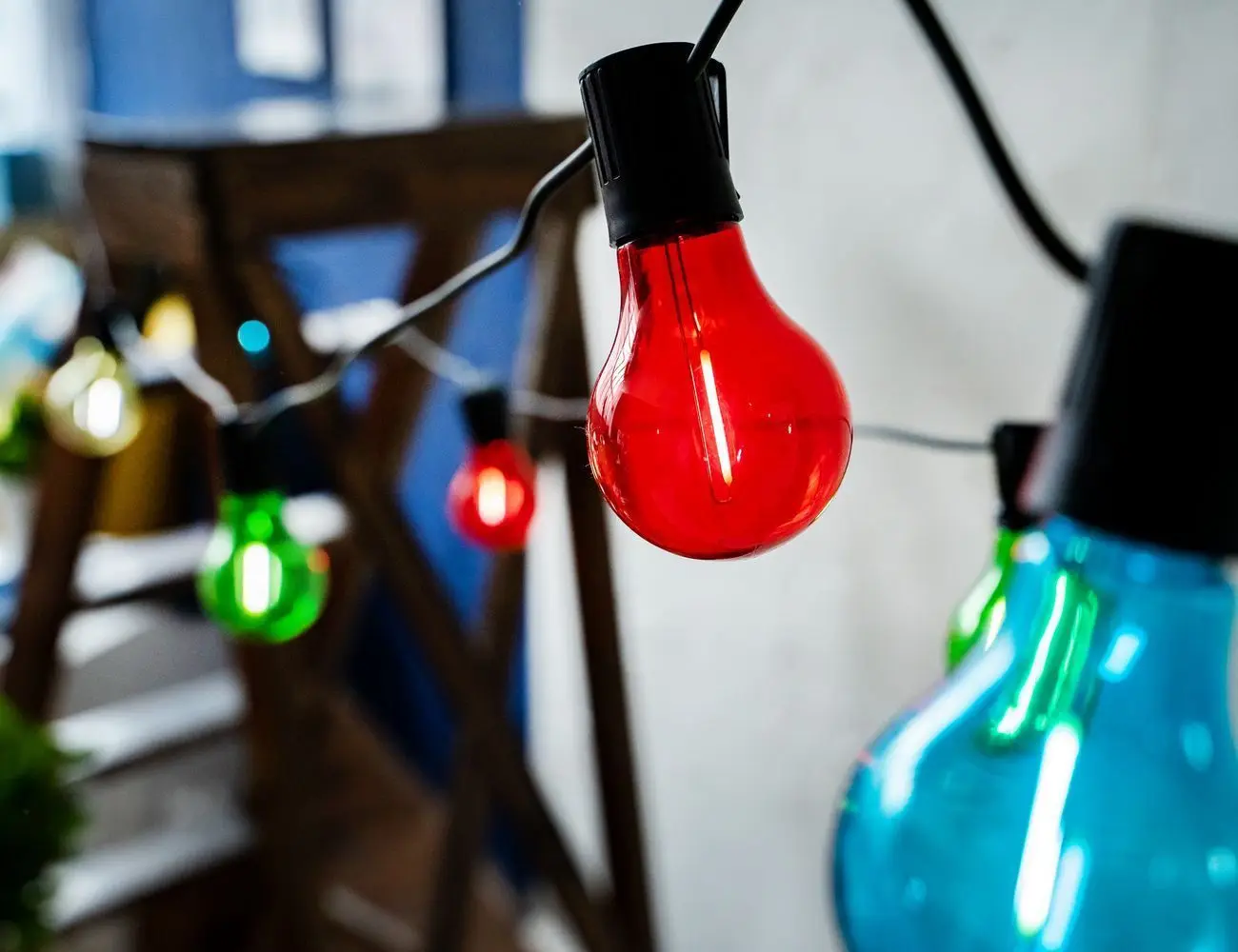 Электрогирлянда ЯРКАЯ ВЕЧЕРИНКА цветные лампы 20 холодных белых LED огней 9.5+5 м