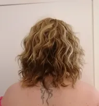 Pelucas sintéticas rizadas para mujeres afroamericanas, pelo de Cosplay de fibra resistente al calor, longitud media, flequillo lateral libre, color rubio Emir