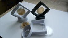Estuche de exhibición flotante de plástico suspendido, caja de soporte de 7x7x2cm, para pendientes, monedas, gemas, anillo, almacenamiento de joyas, membrana de Mascota, color blanco y negro