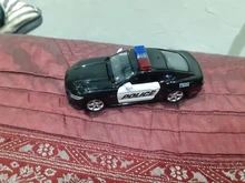 Coche de policía de aleación fundida para niños, modelo Challenger de 2 puertas abiertas con función de tracción trasera, coches deportivos de Metal, juguetes para niños, 1/36