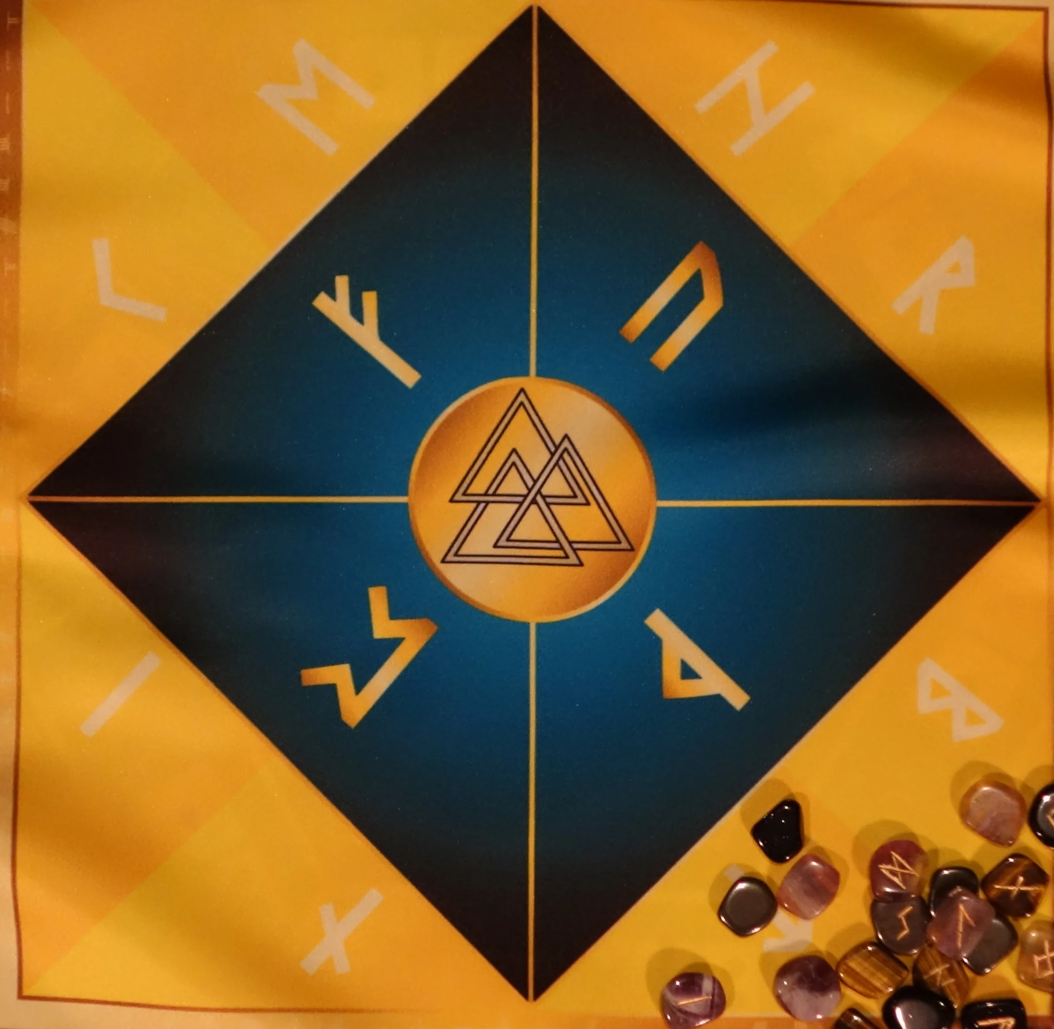 Руна ткань на алтаре Wicca руны