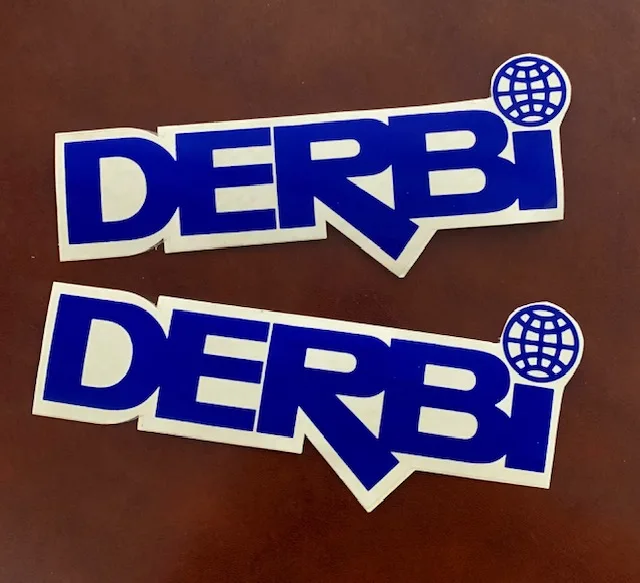 Derbi Stickers Vintage Blauwe Letters Met Transparante Achtergrond