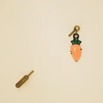 

Brooch on lapel carrot 51469 (orange, needle, jewelery alloy)