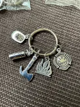 Llavero creativo de Metal con gorro de bombero, 1 Uds., llavero de llama, alarma de fuego, llavero con insignia de héroe, regalo
