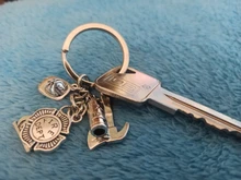 Llavero creativo de Metal con gorro de bombero, 1 Uds., llavero de llama, alarma de fuego, llavero con insignia de héroe, regalo