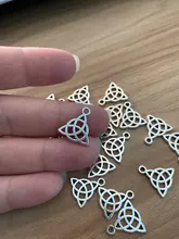 20 unids / lote Triquetra símbolo colgantes joyería que hace Triquetra símbolo encantos para hacer pulseras Color plata antigua