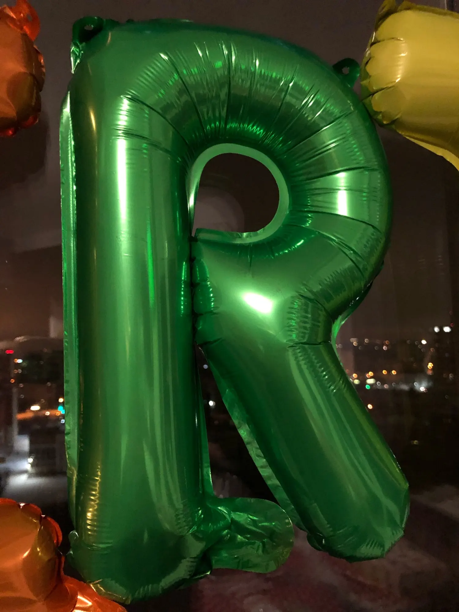 Шары буквы большие. Надпись love из шаров. Фольгированные буквы love. Буквы из фольгированных шаров. Воздушные шары буквы.