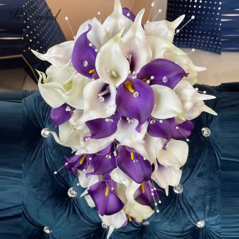 

Romantic Blings Cascading Purple White Wedding Bouquet Elegant Pearls Calla Lily Crystal Bouquet Flower Teardrop Bridal Bouquets