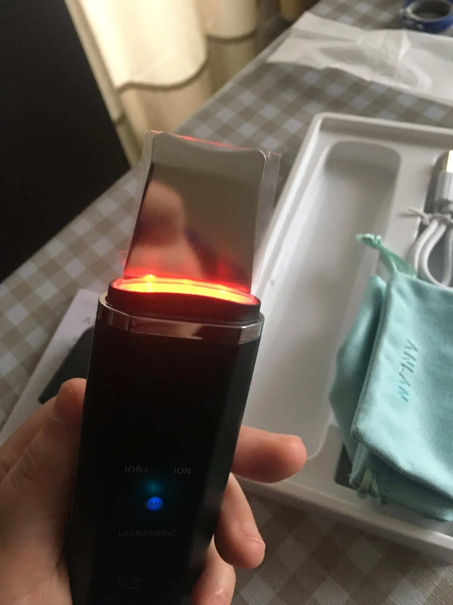 Отзыв о товаре ANLAN Ультразвуковой скрабер скруббер, ионная лопатка для чистки лица, пилинг, лифтинг для лица, удаление угрей, терапия красным светом для удаления черных точек blackhead remover узи чистка ультразвуковая чистка лица от пользователя B***a