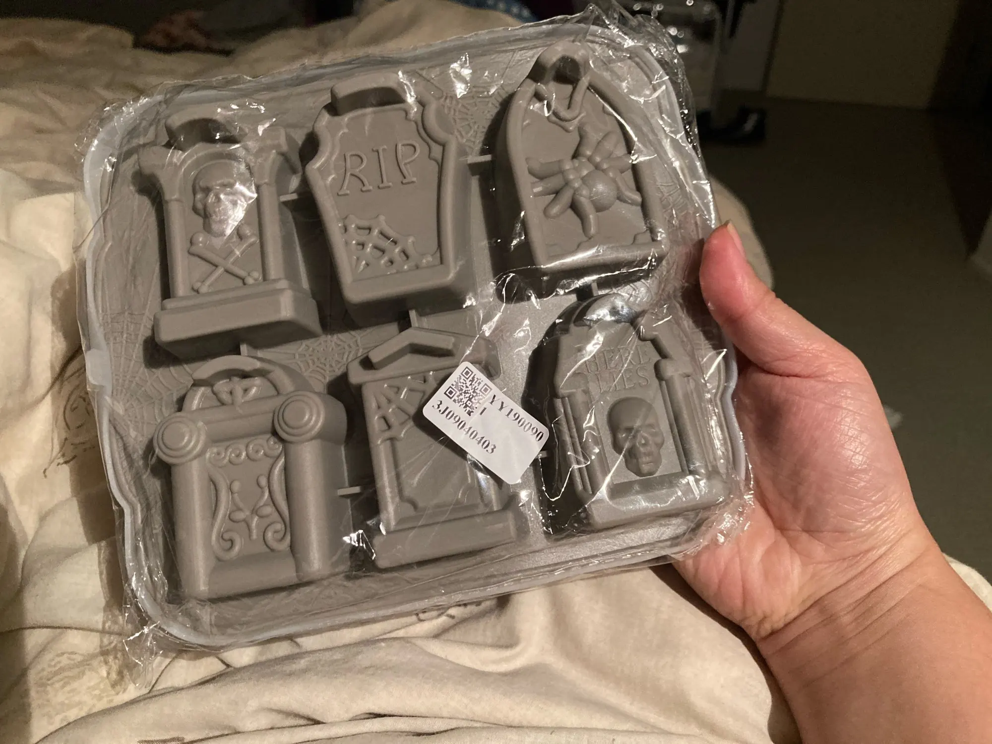 Курьер с коробкой в руках. Arrive at the destination. Package arrived. Amazon track. Package arrived.