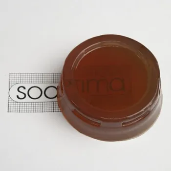 

Non-migratory dye coloring chocolate