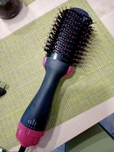 Cepillo que seca y volumiza el pelo de un solo paso, el cepillo produce aire caliente y puede alisar y arizar el pelo