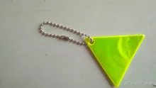 Colgante triangular reflectante para colgar en la acera, bolsa con colgante, llavero para caminar después de la escuela, seguridad en ciclismo, regalo de vacaciones