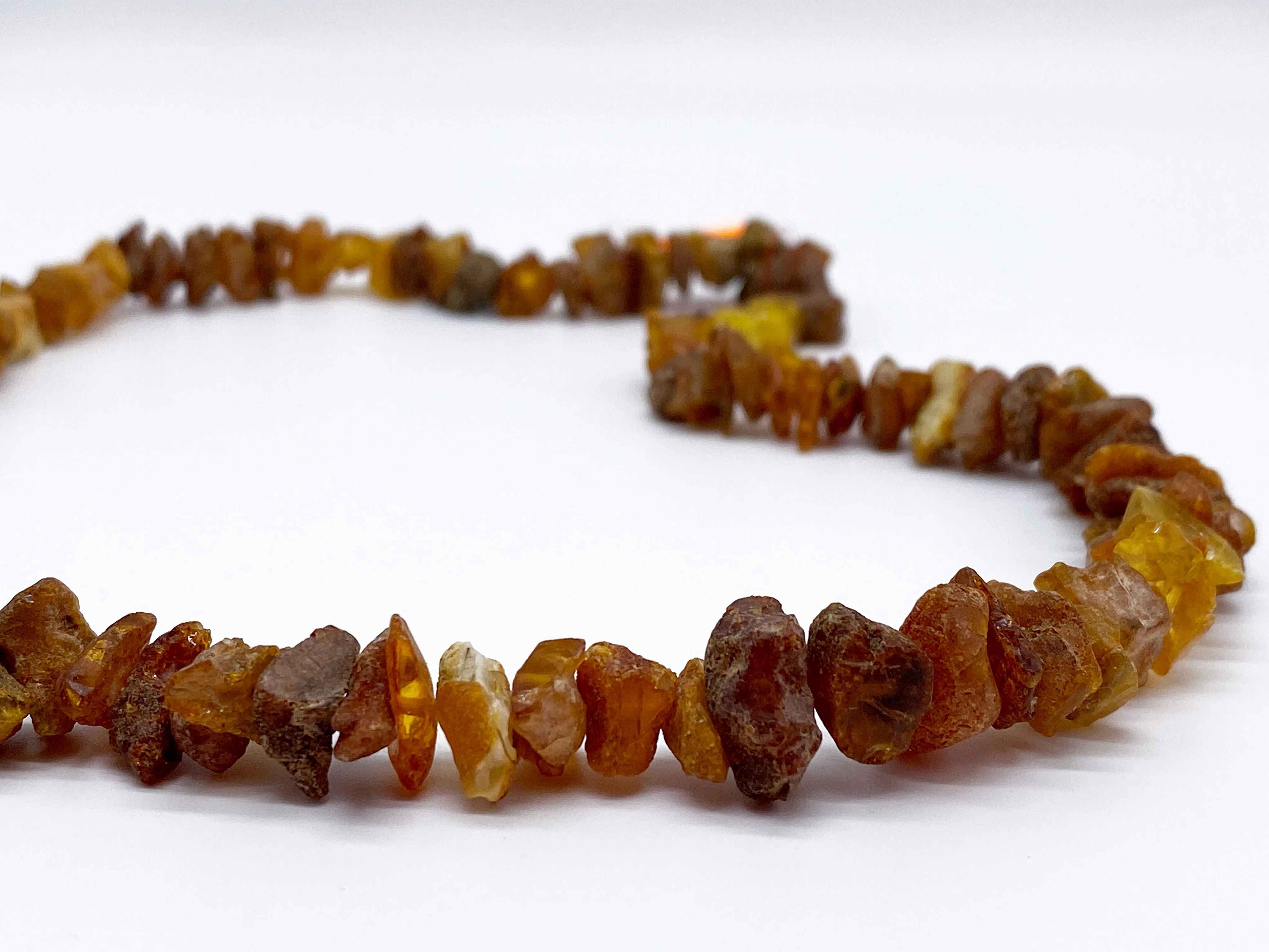 Рисунок 3 - Бусы из балтийского янтаря необработанный