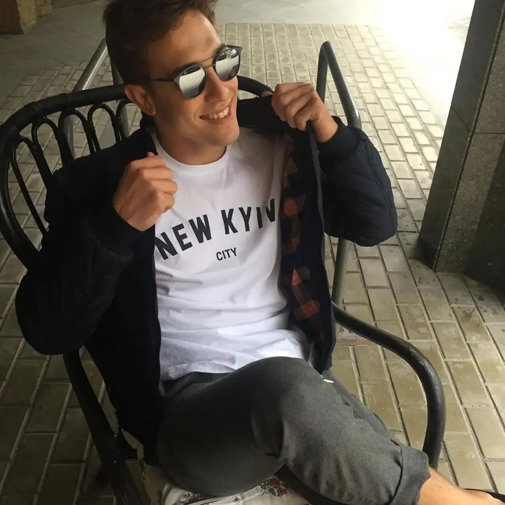 Мужская футболка летняя Модная хлопковая с надписью в украинском стиле круглым