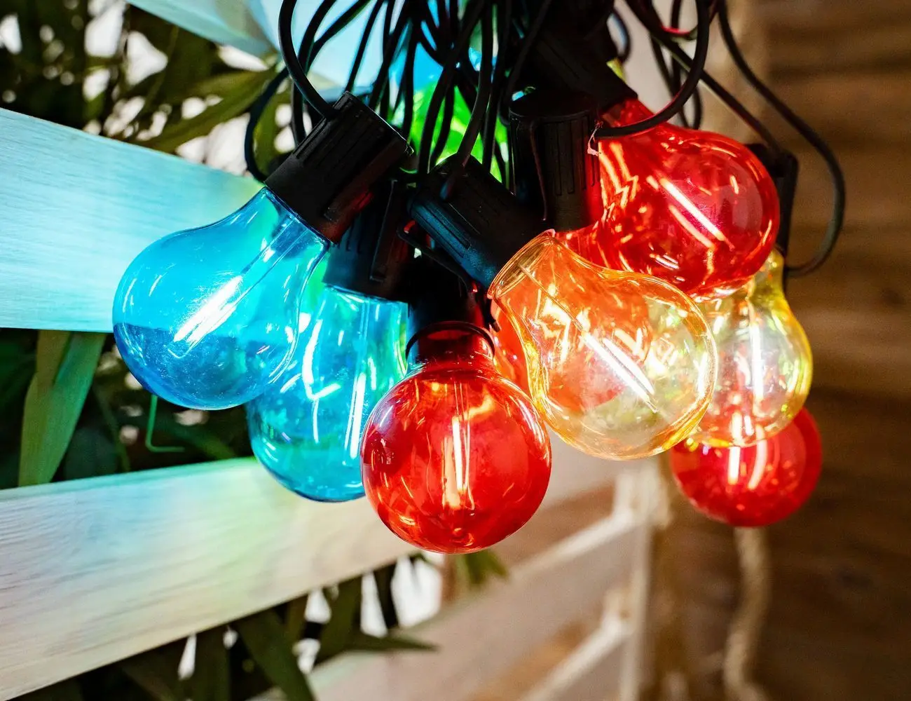 Электрогирлянда ЯРКАЯ ВЕЧЕРИНКА цветные лампы 20 холодных белых LED огней 9.5+5 м