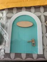 Mini puerta de hadas de madera, puerta de hadas hecha a mano, con bonito agujero con ratón rosa, puerta de madera en miniatura con banderines y poste de señal personalizado