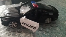 Coche de policía de aleación fundida para niños, modelo Challenger de 2 puertas abiertas con función de tracción trasera, coches deportivos de Metal, juguetes para niños, 1/36