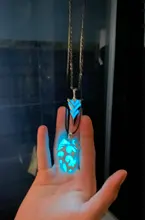 Luminoso brillante flecha COLLAR COLGANTE Caballero collar con forma de lanza resplandor en el oscuro Pike Collar para Mujeres Hombres regalo de Halloween