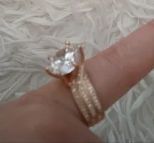 Huitan-Anillos de Compromiso de lujo para mujer, joyas de boda de Color dorado con incrustaciones brillantes de circonia cúbica, joyería de fiesta, regalo de aniversario fino, anillos de moda