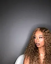 Color rubio rizado 13X4 frente de encaje pelucas de cabello humano Pre arrancado 180% brasileño encaje Frontal pelucas de cabello Remy rizado para las mujeres