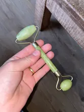 Rodillo de Jade con piedra de cristal rosa, rodillo de masaje de estiramiento Facial, masajeador adelgazante Facial, piedra de cuarzo Natural, herramienta de masaje para cuello, 1 unidad