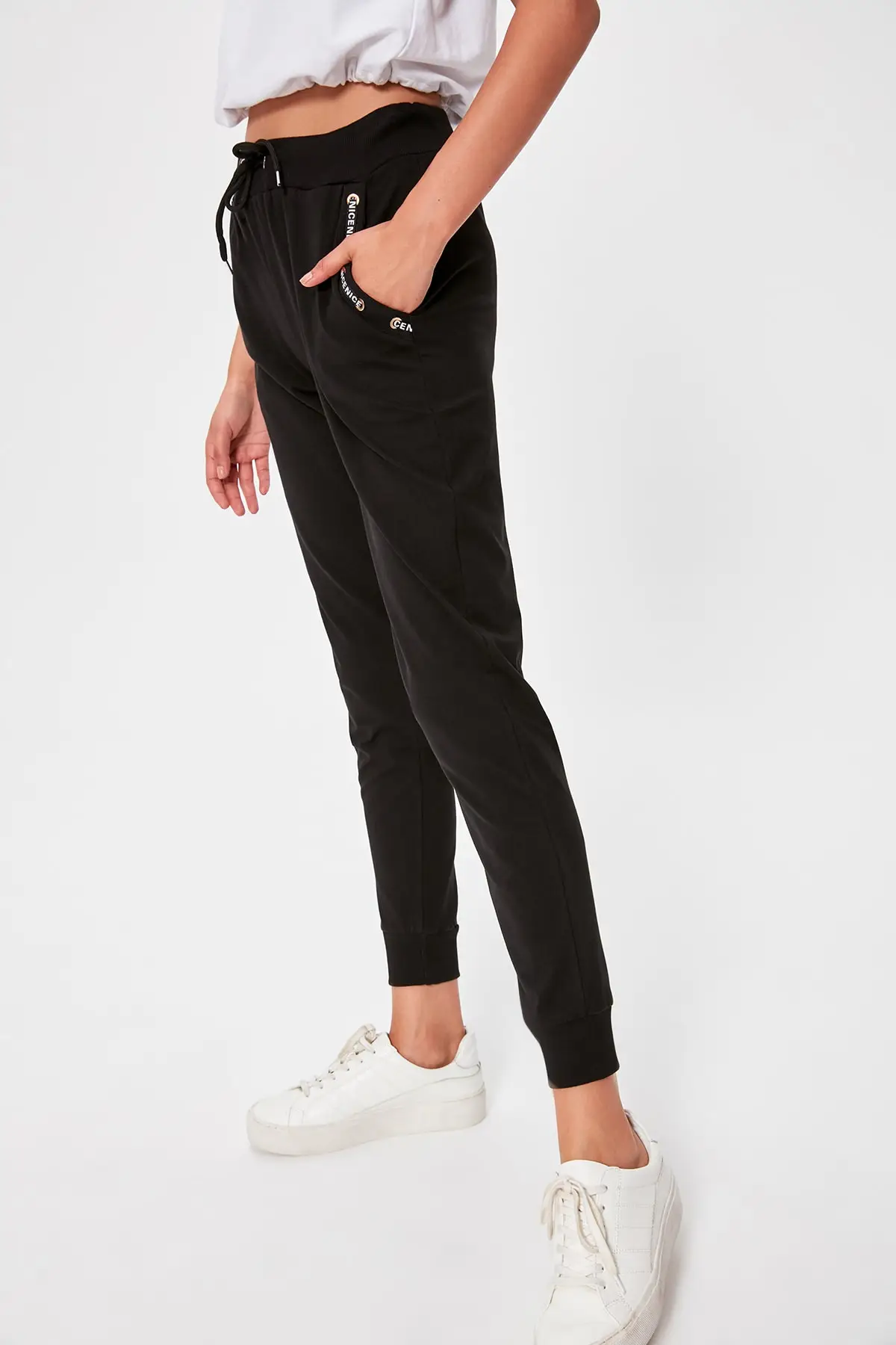 Черные трикотажные спортивные штаны Trendyol TWOAW20EA0016