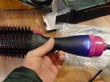 Cepillo que seca y volumiza el pelo de un solo paso, el cepillo produce aire caliente y puede alisar y arizar el pelo